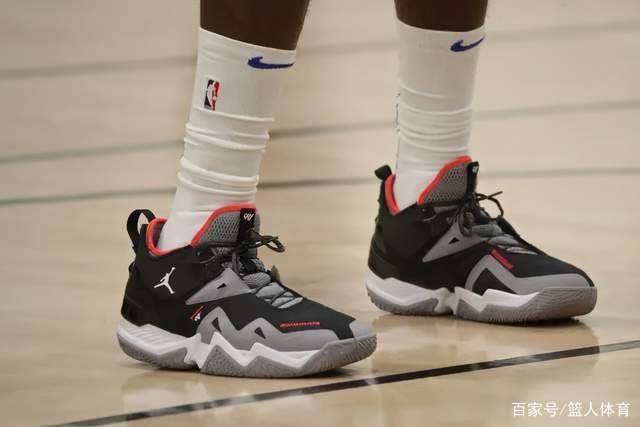 赵继伟伤退张镇麟23分高登24+12 辽宁大胜四川